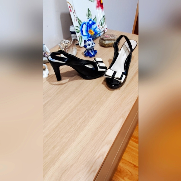 Anne Klein black patent leather open toe slingback with bow - Picture 5 of 11